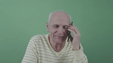 Close up of elderly man face on mobile cell phone talking to someone Video stock 266745914