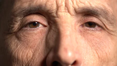 Close-up. the elderly man stared at the camera 動画素材 152394456