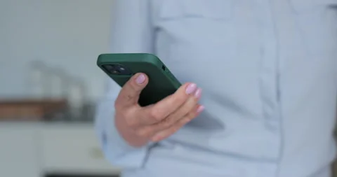 Close up elderly woman texting using mobile phone. Communication. 库存影片 334067681