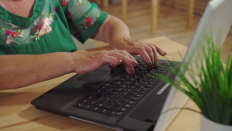 Close up of an elderly woman's hands using a laptop Stock-Footage 113362419