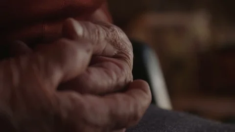 Close up of elders hand Vídeos de archivo 89342469