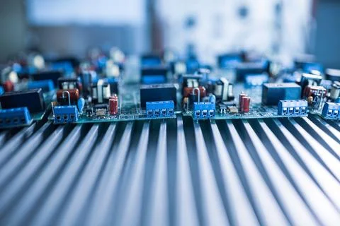 Close-up electric green embedded microcircuits in production Foto stock