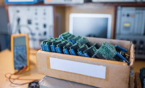 Close-up electric green embedded microcircuits in production Foto stock