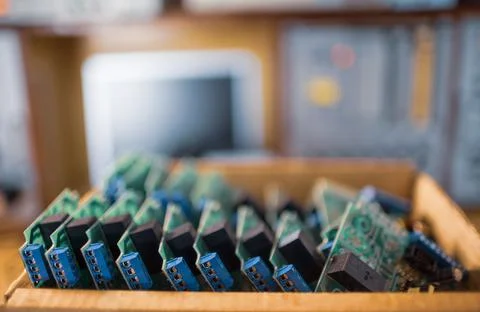 Close-up electric green embedded microcircuits in production Foto stock