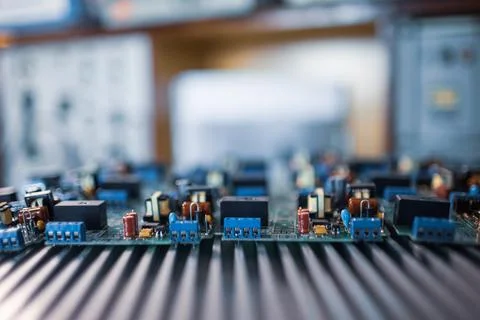 Close-up electric green embedded microcircuits in production Foto stock