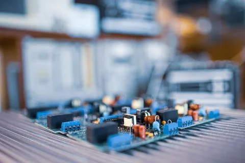 Close-up electric green embedded microcircuits in production Foto stock