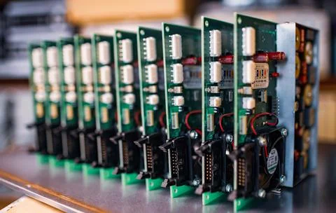 Close-up electric green embedded microcircuits in production Foto stock