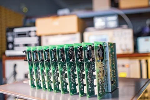 Close-up electric green embedded microcircuits in production Foto stock