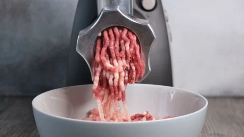 Close-up of electric mincer machine makes raw meat minced Vídeos de archivo 145384843