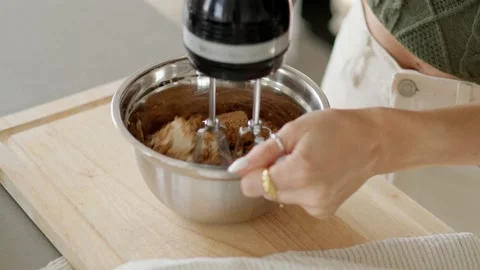 Close up of electric mixer mixing baking ingredients in mixing bowl 库存影片 219403047