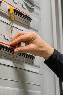 Close-up of Electric Technician Consultant Checking Fuse In Server Room Foto stock