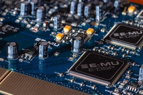 Close-Up of Electronic Circuit Board with Chips and Connectors on Display Foto stock