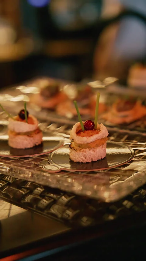Close up of elegant bite-sized appetizers on a glass platter at a catering event 库存影片 345265468