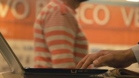 Close up elegant business man hands writing on laptop in exhibition stand Vídeos de archivo 95647148