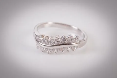 Close up of elegant diamond ring on the white background. Diamond ring. Foto stock