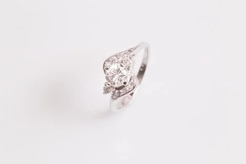 Close up of elegant diamond ring on the white background. Diamond ring. Foto stock