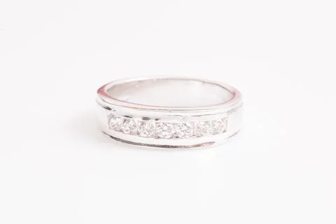Close up of elegant diamond ring on the white background. Diamond ring. Foto stock