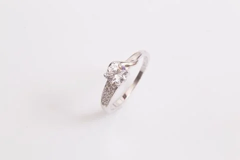 Close up of elegant diamond ring on the white background. Diamond ring. Stockfoto's