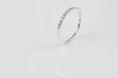 Close up of elegant diamond ring on the white background. Diamond ring. Foto stock