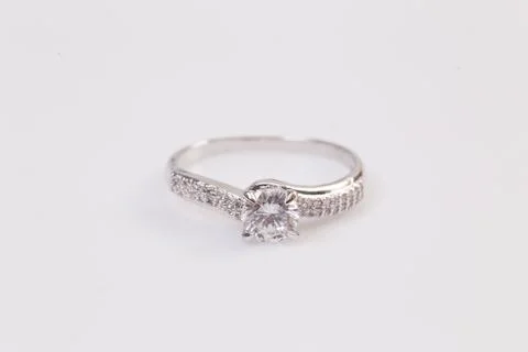 Close up of elegant diamond ring on the white background. Diamond ring. Foto stock