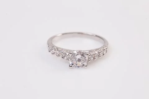 Close up of elegant diamond ring on the white background. Diamond ring. Foto stock