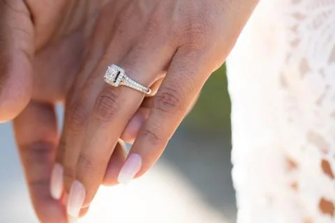 Close up of an elegant diamond ring on woman's finger. Foto stock