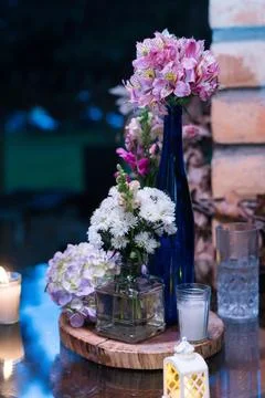 Close-up of elegant table centerpiece with hydrangea bouquet and candleligh.. Stock Photos