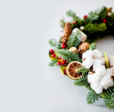 Close-up elements of Christmas wreath with red shiny beads with flowers of co Foto stock