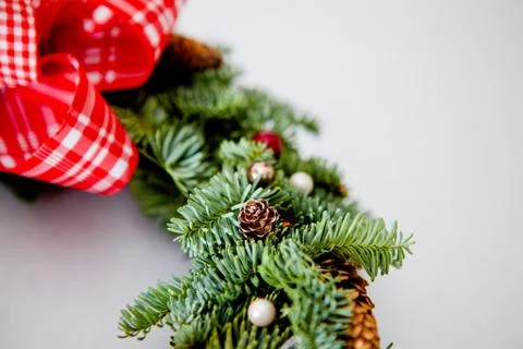 Close-up elements of Christmas wreath with red shiny beads with flowers of co Foto stock