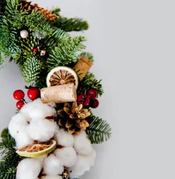 Close-up elements of Christmas wreath with red shiny beads with flowers of co Foto stock