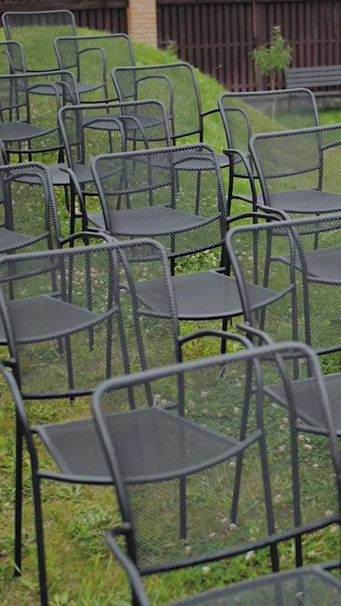 Close-up of empty black chairs at a wedding ceremony in a park on the grass Vídeo Stock 322527048
