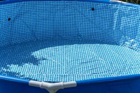 Close-up of an empty blue pool with a typical pattern. Foto stock