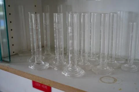 Close up of empty glass test tubes on a shelf 库存照片