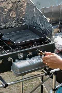 Close-up, Empty Iron Pan on Camping Stove, Powerhouse Stove Dual Fuel 2 Bur.. Foto stock