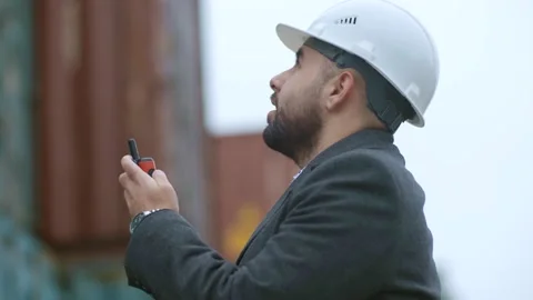 Close-up of an engineer controlling the loading of a container onto a cargo ship Video stock 142382426