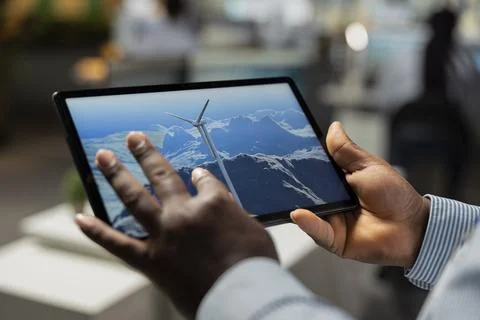 Close up of engineer in office using tablet to analyzes wind turbine Foto stock