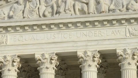 Close up of 'Equal Justice Under Law' engraved on US Supreme Court building - DC Vídeos de archivo 145242517