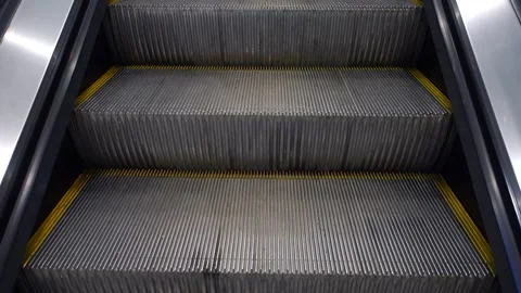 Close-up escalator, motion shot of escalator in store, Vídeo Stock 187100996