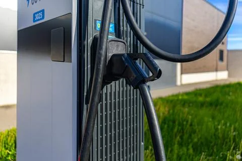 Close-Up of EV Charging Plug and Cable on Modern Electric Vehicle Charger Stock-Fotos