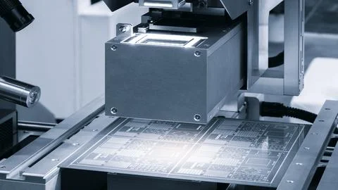 Close up of examining of test sample of microchip transistor under the micros Foto stock