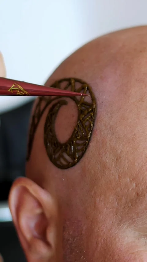 A close-up, the execution of a master, an artist mehendi, a tattoo, a picture of Stock Footage 309293674