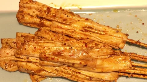 Close-up Extreme Close-up Sequence of Spiced Grilled Enoki Mushroom Skewers Vidéo 344853220