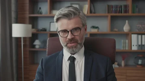 Close up face of businessman talking to a camera making a conference business Vídeos de archivo 220195129