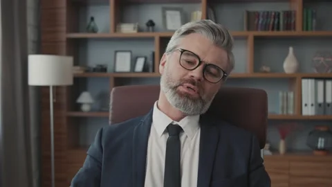 Close up face of businessman talking to a camera making a conference business Vídeos de archivo 220195350