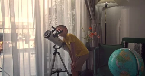 Close up face of curious kid using telescope to explore moon surface. Little boy Vidéo 289019732