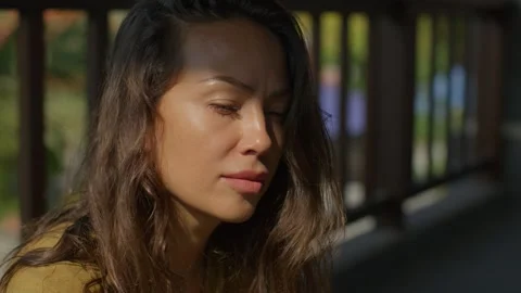 Close-up of the face in the dawn sun of a beautiful girl with brown hair, she is Vidéo 262549293