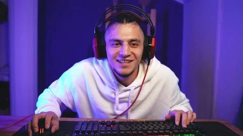 Close-up of the face of a focused young gamer guy Vidéo 140748426