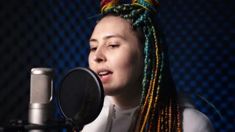 Close-up of the face of a girl with dreadlocks singing her song Vidéo 155928480