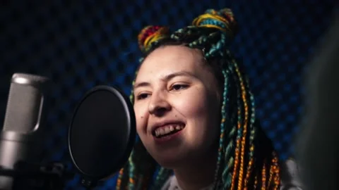 Close-up of the face of a girl with dreadlocks singing her song Vidéo 155928864