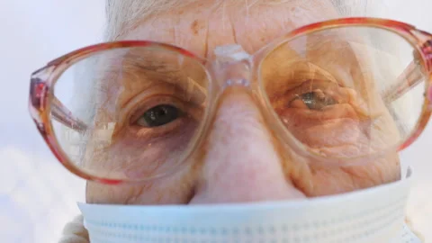 Close up face of granny in protective mask from virus. Elderly woman looking Stock-Footage 252574719